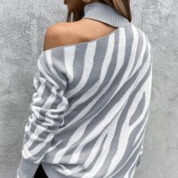 Дамски пуловер в сив цвят със зебра принт и голо рамо, снимка 2 - Блузи с дълъг ръкав и пуловери - 42781456