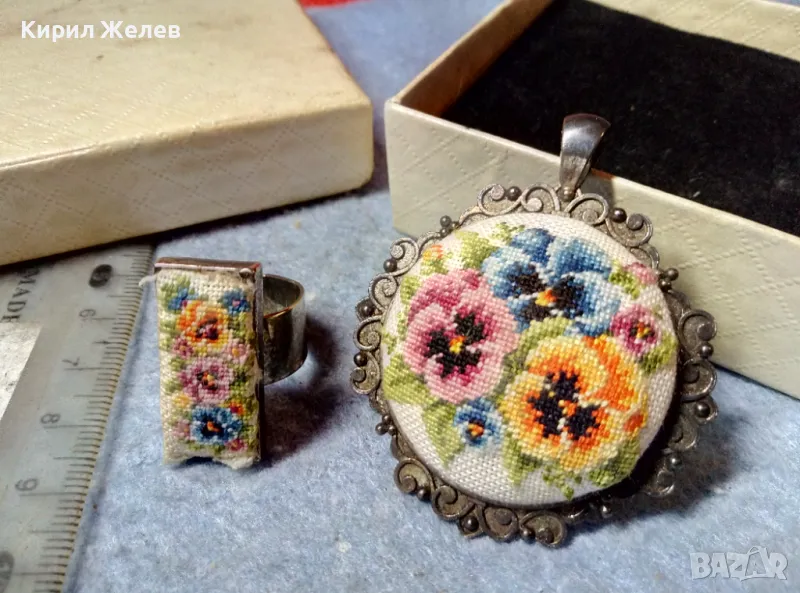 КОМПЛЕКТ РЕТРО БИЖУТА Стари МЕДАЛЬОН и ПРЪСТЕН ПОСРЕБРЕНИ с ТЕКСТИЛНА АРТ БРОДЕРИЯ 22415, снимка 1