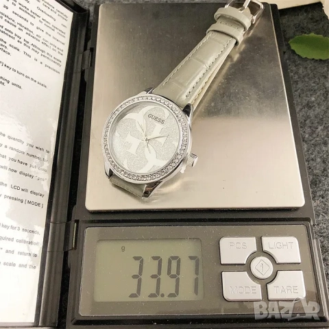 Дамски ръчен часовник Guess с кожена верижка, снимка 2 - Дамски - 52221048