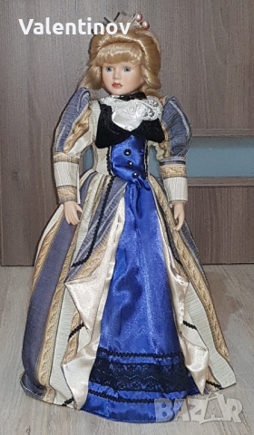 Порцеланова кукла със стойка 