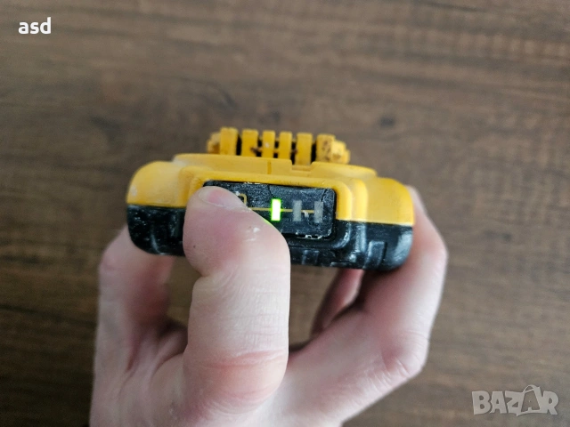 Батерия DeWALT 18V 2Ah НЕ ЗАРЕЖДА ДО КРАЙ за ремонт или за части, снимка 4 - Други инструменти - 53342706