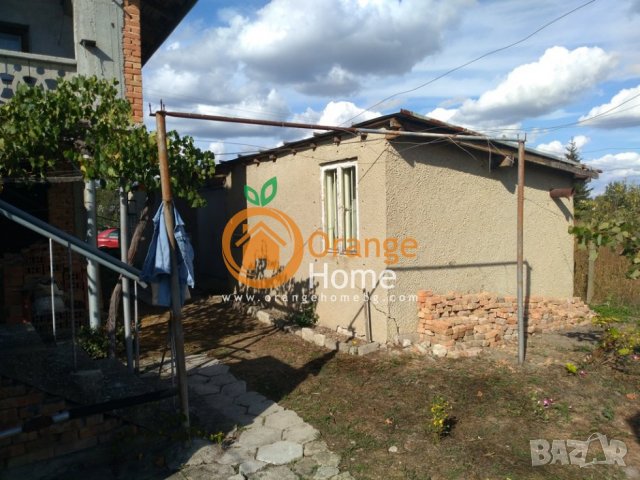 Масивна двуетажна тухлена къща 86 м2 с гараж, само на 4 км от Добрич, снимка 3 - Къщи - 30410568