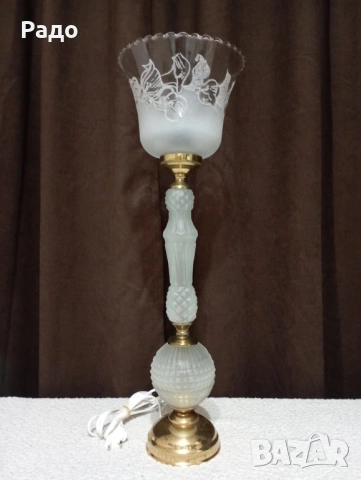 Старинна красива лампа с гравиран стъклен абажур
