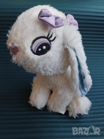 Бяло пухкаво зайче момиче с панделка