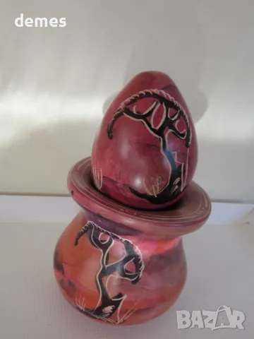 Декоративно яйце с поставка, изработено от сапунен камък