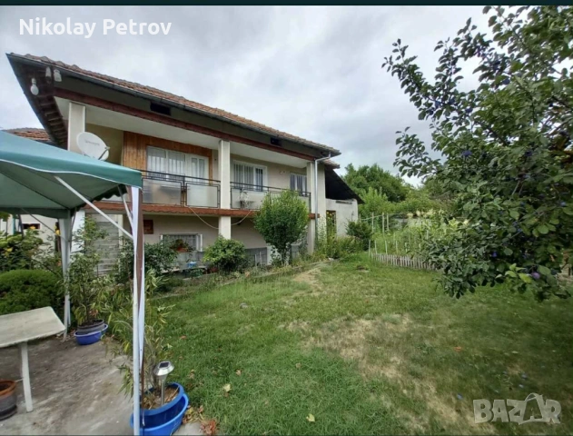 Масивна двуетажна къща