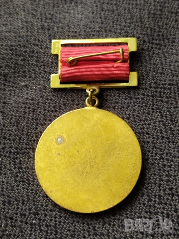 Соц. медал - Отличник мин-во на строителството и архитектурата , снимка 2 - Антикварни и старинни предмети - 33679226