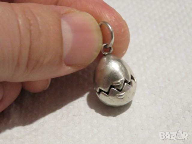 сребърен медальон, сребърно колие изклюпващо се пиленце и сребърен синджир  сребро