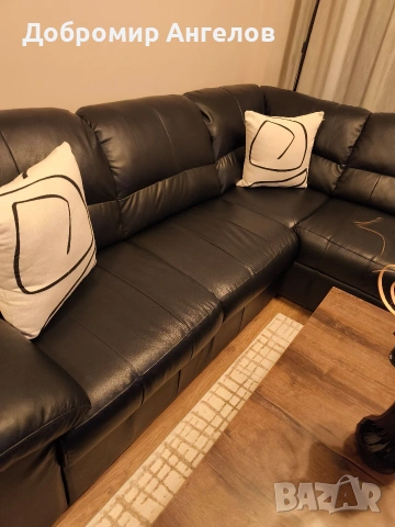черен кожен диван от естествена кожа с ракла и възможност за разтягане.