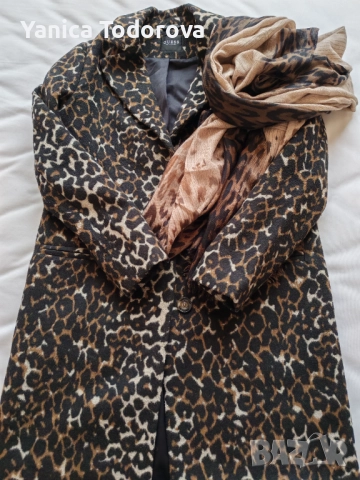 Продавам  палто на на Guess с тигров десен