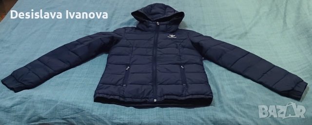 Продавам дамско тъмно синьо зимно яке с качулка 