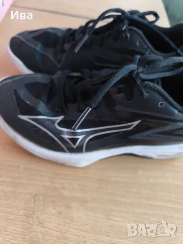 Маратонки Mizuno и шорти Hummel, снимка 2 - Детски маратонки - 55971861