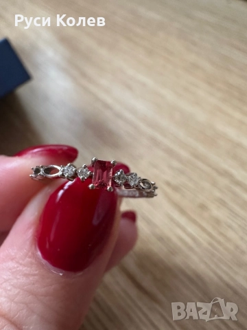 Златен пръстен с 4 бр. диаманти и естествен червен сапфир. Размер 50. Цена 480 лв