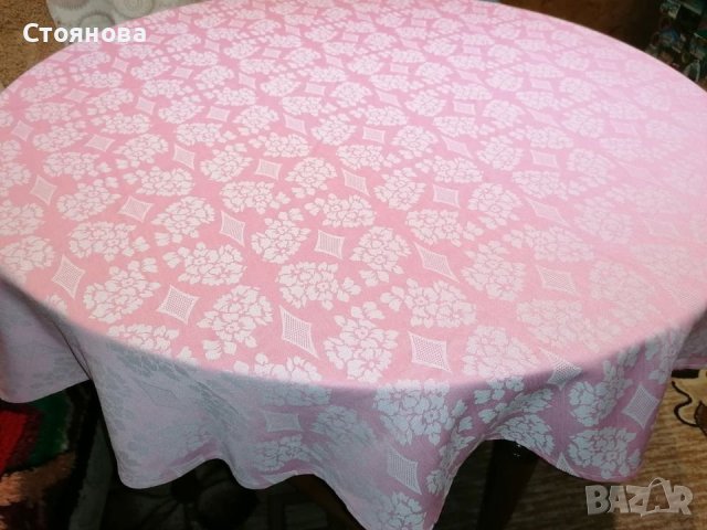 покривка за маса от плат с диаметър 147 см. бледо розово, Цената 10 лв.
