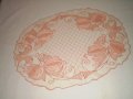 Стара винтидж 30 г на миналия век ръчно бродирана розова покривка на тюл овална, снимка 2