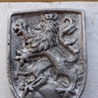 Метален герб лъв с корона алуминий, снимка 1 - Антикварни и старинни предмети - 35515340