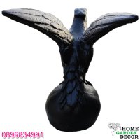 Статуя орел кацнал върху топка от бетон в черен цвят, снимка 2 - Градински мебели, декорация  - 40697400