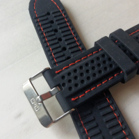 Черна силиконова каишка с червен конец 24мм., снимка 1 - Каишки за часовници - 36535209