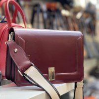 Модерна и стилна дамска чанта в нежни лачени цветове, снимка 5 - Чанти - 44328267