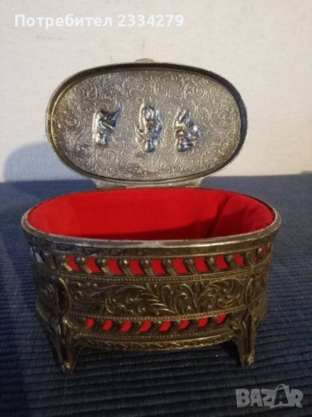 Стара кутийка за пръстени, орнаментирана метална с кадифе. , снимка 1