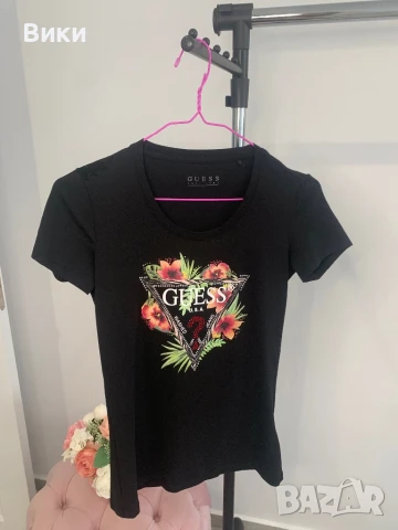 Оригинална тениска Guess, размер М, подходяща и за S, снимка 2 - Тениски - 50593680