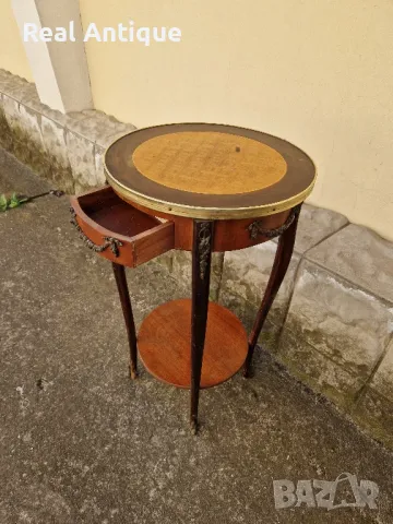 Чудесна антикварна френска дървена масичка с бронзов обков , снимка 6 - Антикварни и старинни предмети - 49063788