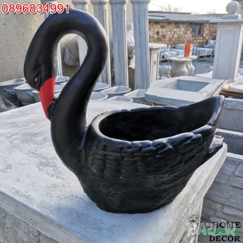 Бетонна кашпа саксия черен лебед, снимка 1 - Саксии и кашпи - 39515456
