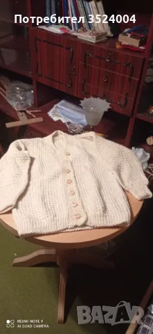 Продавам чисто нова плетена жилетка .Ръчно Плетево, снимка 2 - Жилетки - 48362144