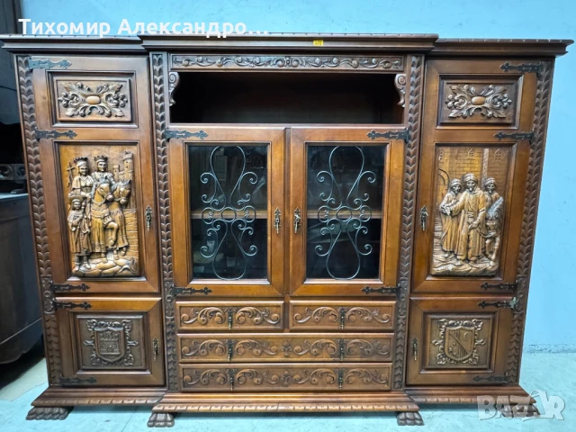 Уникален шкаф - витрина от дъбов масив