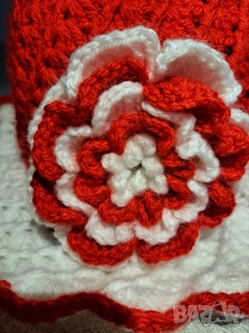 Ръчно плетена шапка двуцветна модел мартеница федора с голямо цвете, снимка 5 - Шапки - 52693293