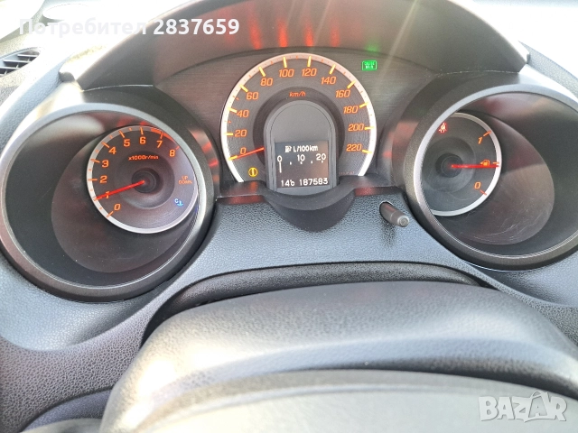 Хонда JAZZ 1.4 - 100 к.с. 2014 г, снимка 15 - Автомобили и джипове - 52770975