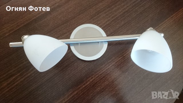 Осветително тяло с халогенни капси.