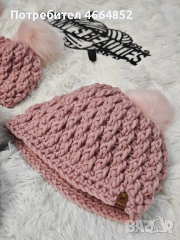 Ръчно плетена релефна шапка „Виктория“ с подвижен пухкав помпон, снимка 7 - Шапки - 52592150