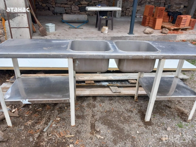 Две маси от неръждавейка