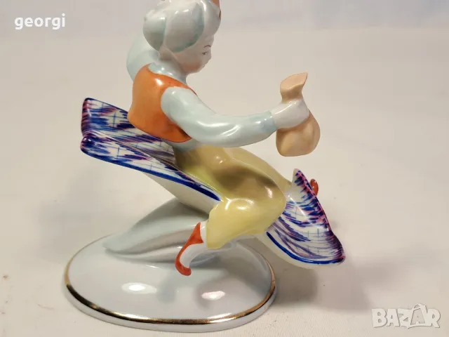 Hollohaza унгарска порцеланова фигура Аладин и летящото килимче, снимка 3 - Колекции - 49779752