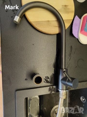 кран за вода черен