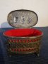 Стара кутийка за пръстени, орнаментирана метална с кадифе. , снимка 1 - Антикварни и старинни предмети - 44245717