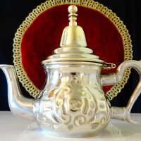 Арабски чайник от месинг,релеф. , снимка 1 - Антикварни и старинни предмети - 40590252