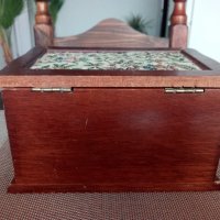 Продавам дървена,голяма кутия за ценности., снимка 2 - Колекции - 39881784