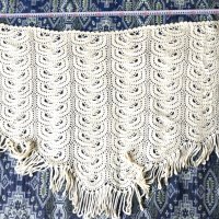 Ръчно плетени шалове-триъгълни, с ресни, бели, снимка 1 - Шалове - 42833741