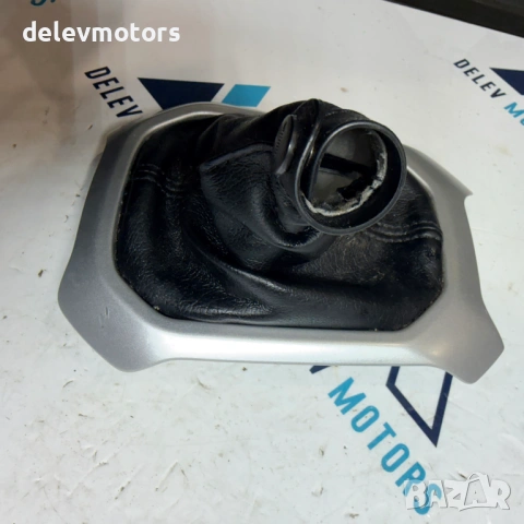 Маншон за скоростен лост с интериорна лайсна от Jeep Renegade 1.6i E-torque двигател 55263842 / EJH, снимка 4 - Аксесоари и консумативи - 54071333