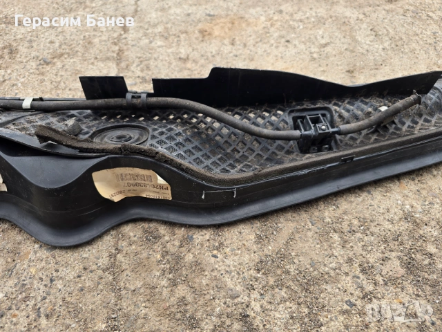 A2048303213 КОРА С ПРЪСКАЛКИ ПОД ЧИСТАЧКИ OEM MERCEDES W204 OM651 2014, снимка 2 - Части - 54274918