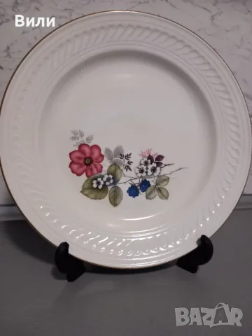  Плато/чиния, декорирано с красив букет от горски плодове