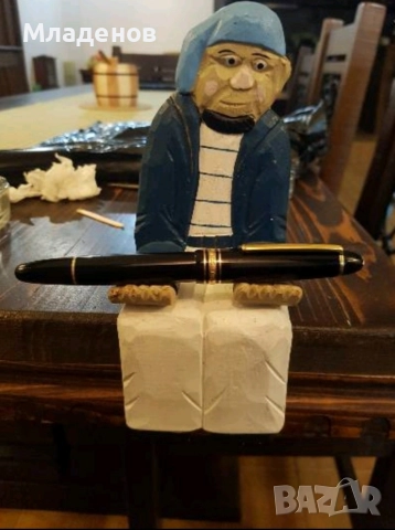 Дървено човече поставка за писалка или пура .