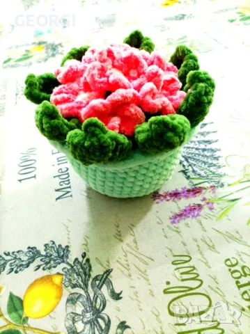 Кошничка с цветя от плюшена прежда