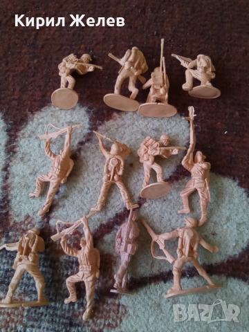 Войници пластмасови 12 броя 51739, снимка 5 - Колекции - 52105358
