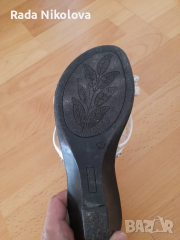 Дамски чехли с малък ток в бяло, снимка 3 - Чехли - 51925311