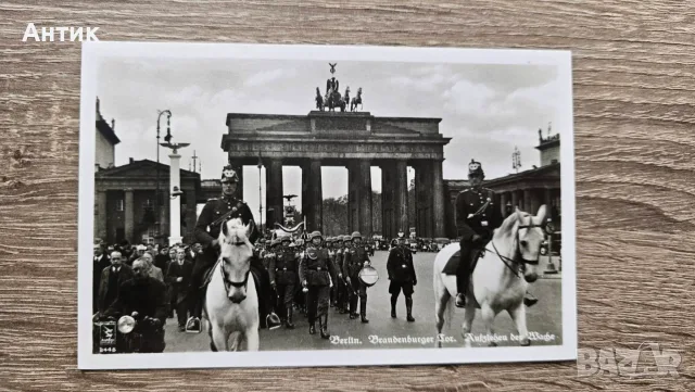 Това е снимка Berlin. Brandenburger Tor. Aufziehen der Wache