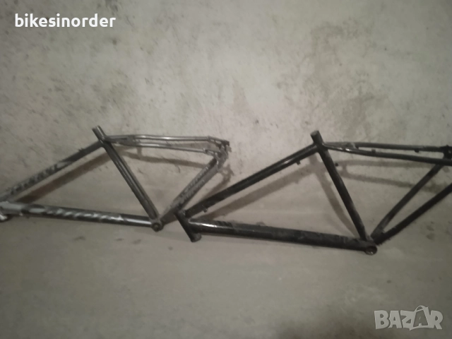 2 алуминиеви рамки с пукнатини