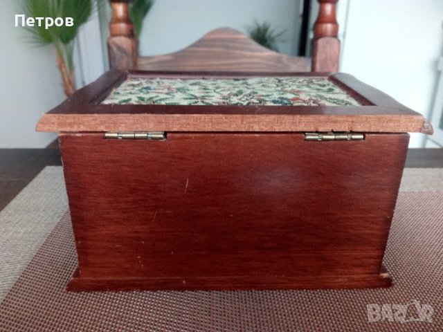 Продавам дървена,голяма кутия за ценности., снимка 2 - Колекции - 39881784